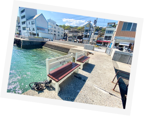 海辺にベンチの写真