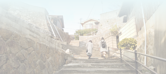 ２人の女性が階段を登っています