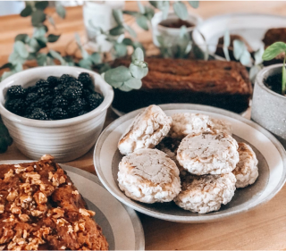 お皿の上に乗っているクッキー