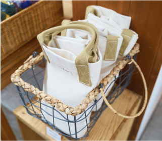 かごの中に3つの白いトートバック