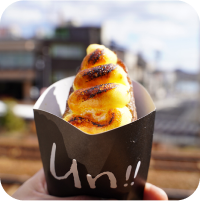 袋にUN!!と書かれたスイートポテトのようなお菓子