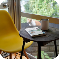 テーブルの上にコーヒーと本