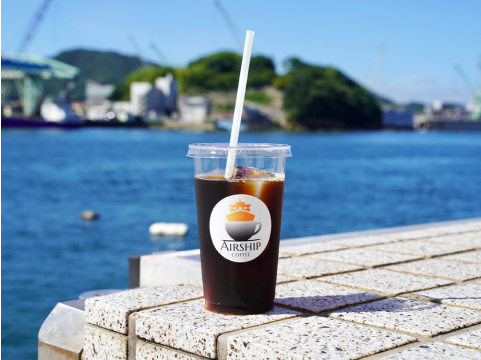 海の背景とアイスコーヒー